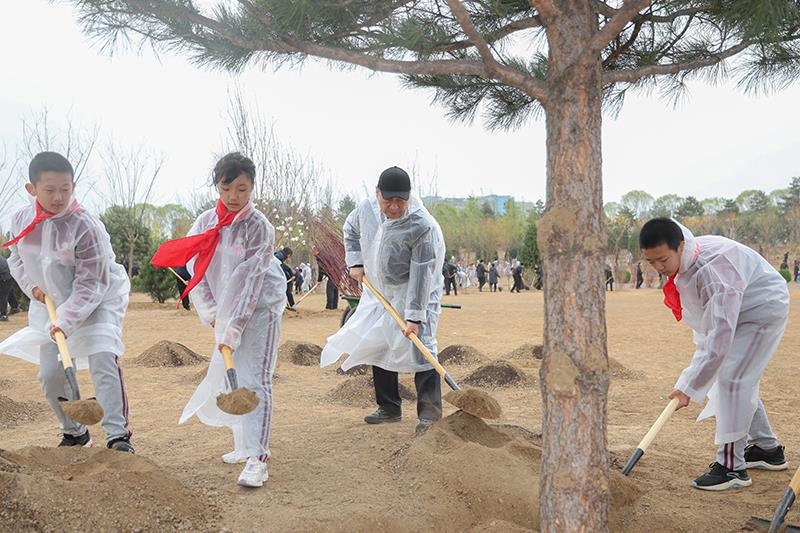 2023年4月4日，習近平總書記來到北京市朝陽區(qū)東壩中心公園參加首都義務(wù)植樹活動。這是總書記同孩子們一起植樹。