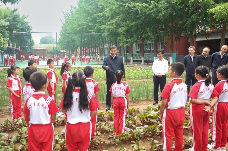 2023年5月31日，習近平總書記在北京育英學校同小學生們親切交流。