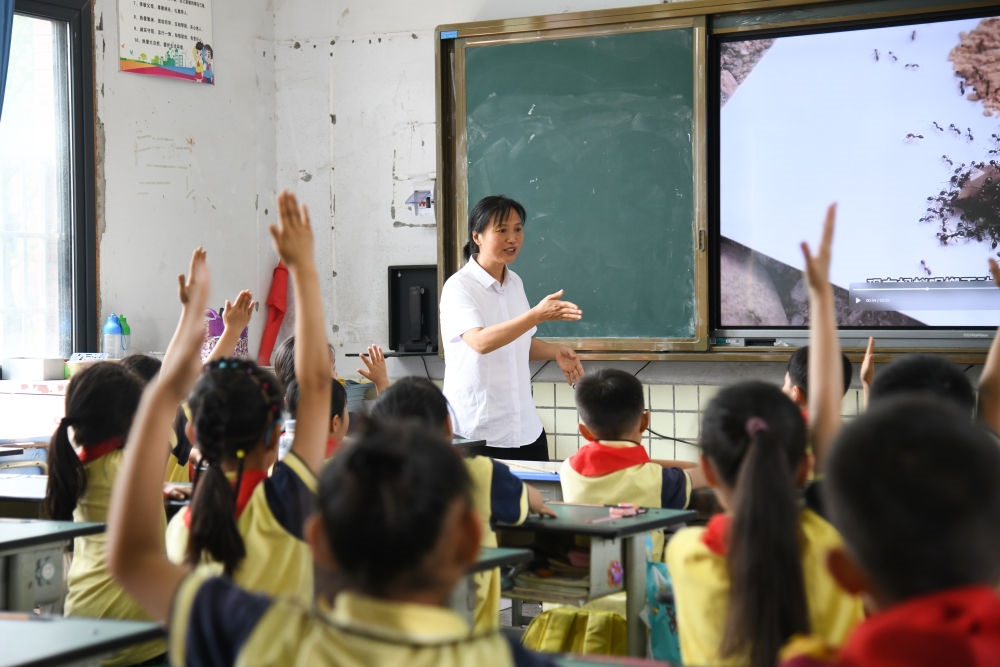 5月31日，學(xué)生在科學(xué)課上與老師互動。新華社記者 胥冰潔 攝