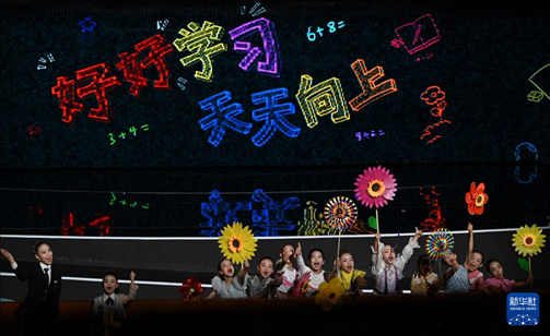 6月1日，演員在“我和祖國一起成長”主題演出活動中表演。新華社記者 金良快 攝