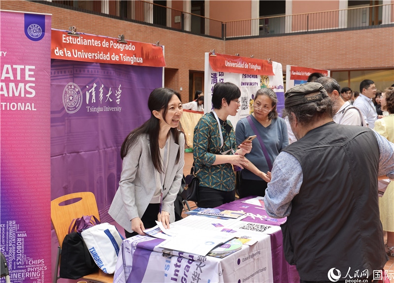 旅西華人華僑在展臺(tái)前咨詢。人民網(wǎng)記者 顏歡攝