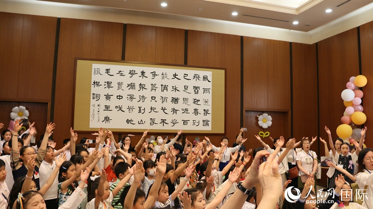 小朋友們合唱《明天會更好》。人民網(wǎng) 許可攝