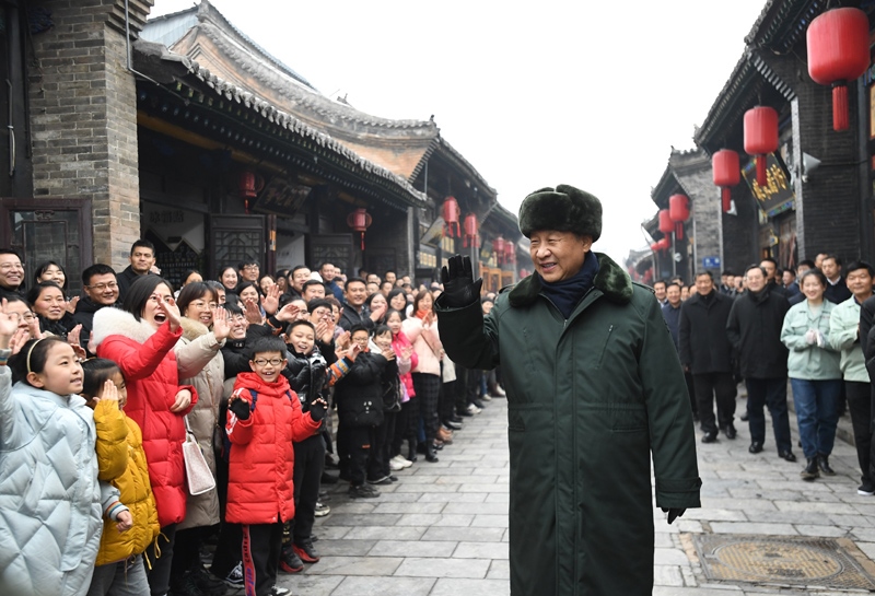 2022年1月27日，習(xí)近平總書記在山西平遙古城向現(xiàn)場(chǎng)群眾揮手致意。