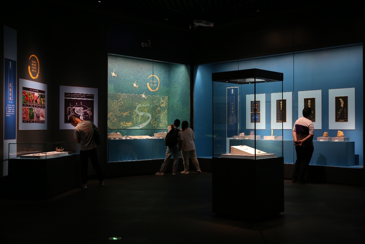 觀眾正在參觀展覽。國家文物局供圖