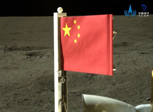 五星紅旗在落于月背的嫦娥六號(hào)探測(cè)器上展開。