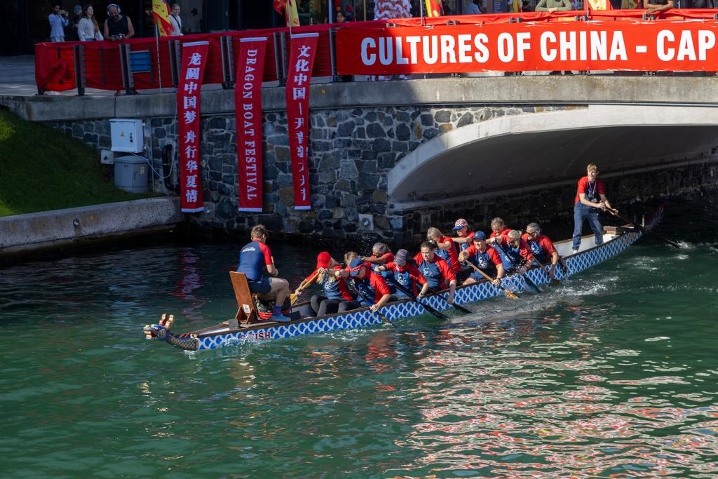 6月8日，人們?cè)谀戏情_普敦參加第二屆“文化中國·開普敦龍舟節(jié)”比賽。新華社記者王雷攝
