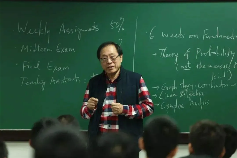 △姚期智為清華大學(xué)學(xué)生授課。