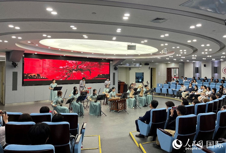 北京第二外國語學(xué)院學(xué)生帶來民樂表演。人民網(wǎng)記者 陳思攝