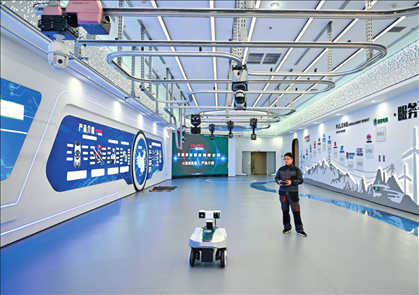 在雄安科創(chuàng)中心中試基地，北京普龍科技有限公司工作人員在展示巡檢機(jī)器人（2024年3月28日攝）牟宇攝/本刊