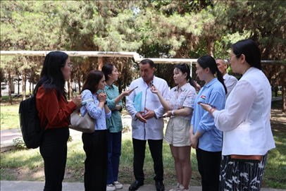 聯(lián)合采訪團(tuán)隊在采訪塔吉克斯坦中央眼科醫(yī)院副院長馬爾索羅夫·薩爾杜洛。胡澤曦攝