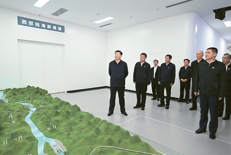 2023年12月14日至15日，中共中央總書(shū)記、國(guó)家主席、中央軍委主席習(xí)近平在廣西考察。這是14日上午，習(xí)近平在南寧市考察中國(guó)—東盟信息港股份有限公司，結(jié)合平陸運(yùn)河沙盤(pán)聽(tīng)取西部陸海新通道骨干工程建設(shè)匯報(bào)。 新華社記者 謝環(huán)馳/攝