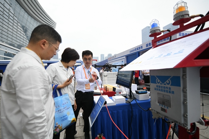 6月16日，在全國“安全宣傳咨詢?nèi)铡敝鲌龌顒由?，四川省安全科學(xué)技術(shù)研究院工作人員（右一）向參觀者介紹“有限空間作業(yè)實(shí)時風(fēng)險管控系統(tǒng)”。新華社記者胥冰潔攝