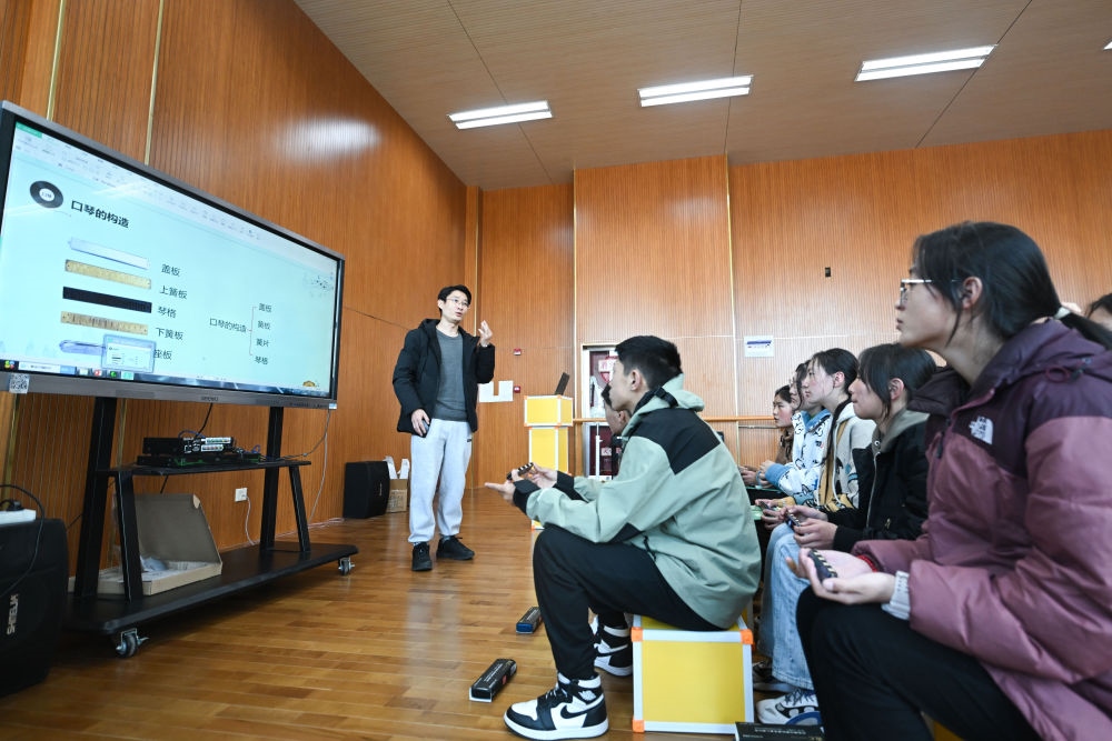 上海援青教師闞延俊在給學生上音樂課（2023年2月23日攝）。
