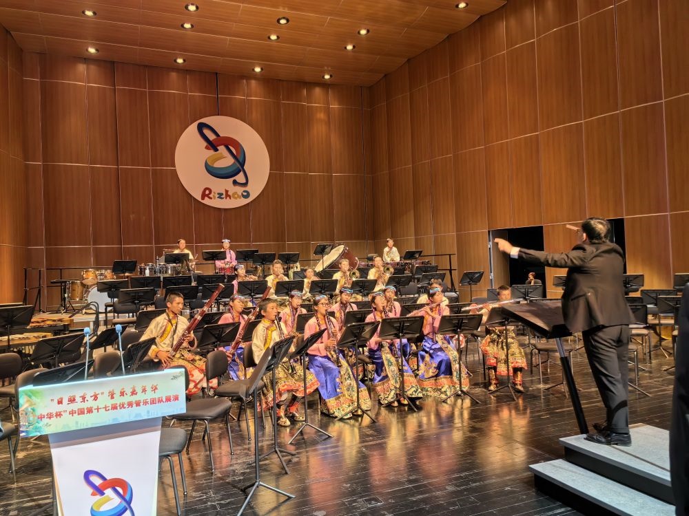5月4日，來自果洛西寧民族中學的果洛州青少年管樂團在山東省日照市演出。