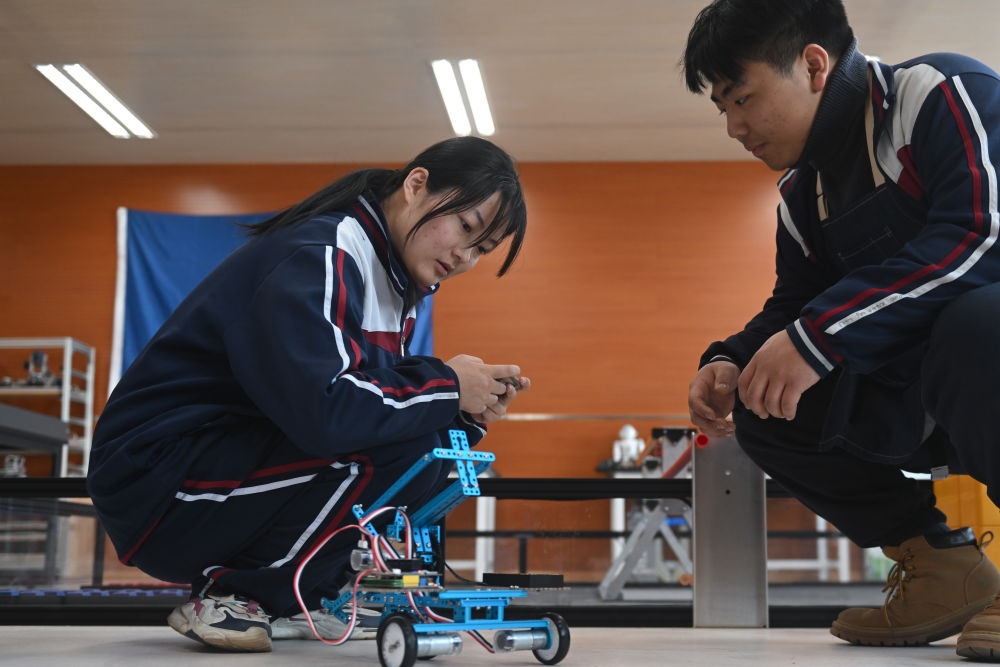2023年2月23日，果洛西寧民族中學學生在機器人教室內(nèi)操作自己組裝的機器人。