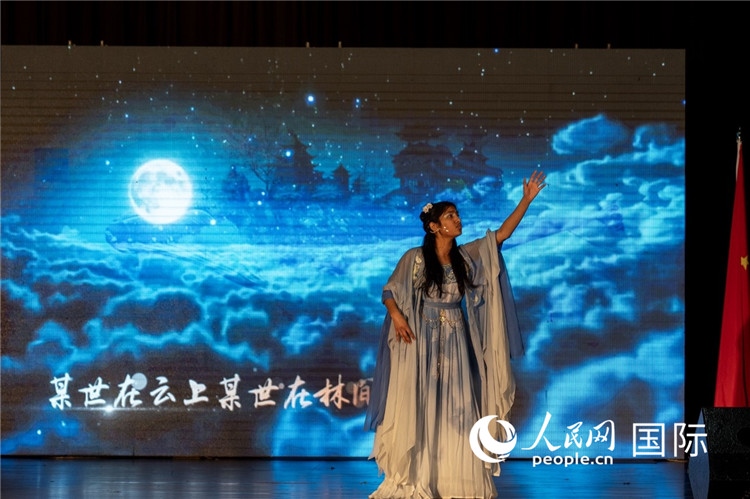 參賽選手演唱中文歌曲《左手指月》。人民日報非洲中心分社 希拉茲·莫林攝