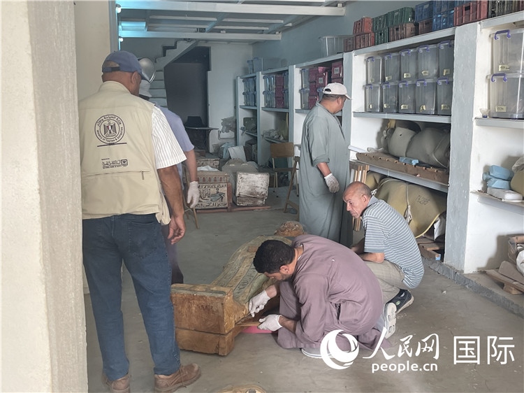 圖為中埃薩卡拉新出土文物數(shù)字化調(diào)查與研究項(xiàng)目團(tuán)隊(duì)在工作現(xiàn)場(chǎng)。薛江攝