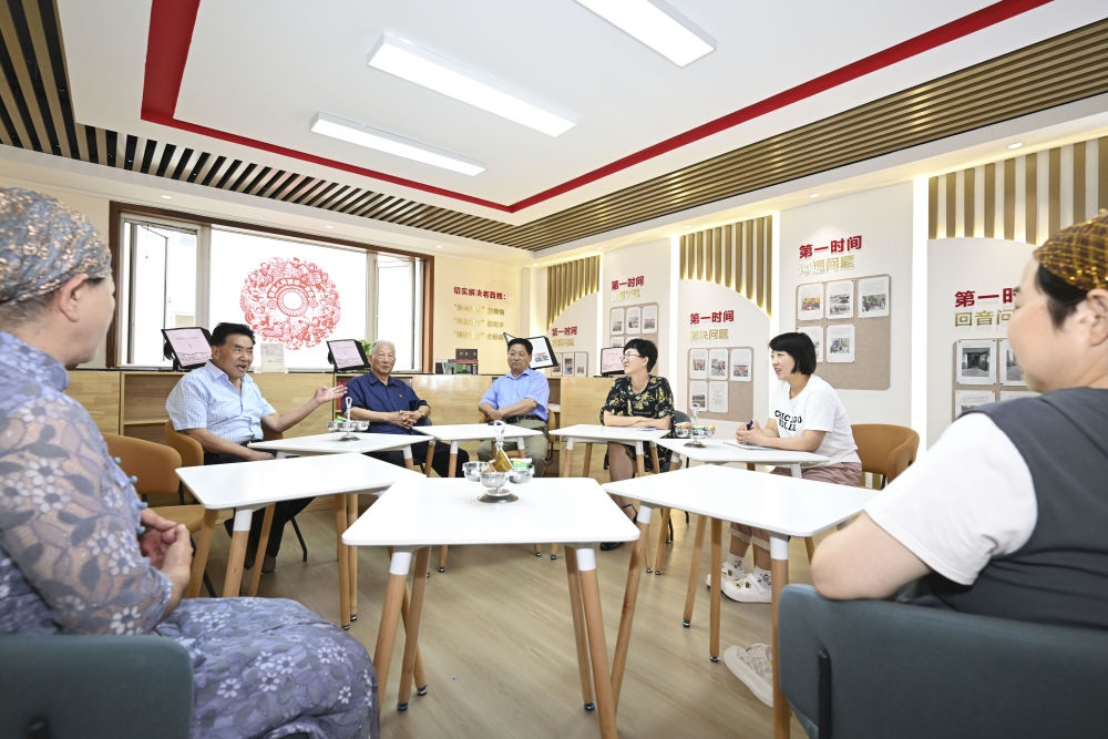 6月20日，長城花園社區(qū)居民在居民議事廳議事。