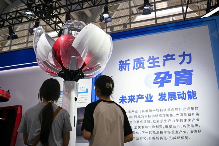 6月20日，與會(huì)者參觀天津云圣智能科技有限責(zé)任公司展區(qū)展出的“圣·寶蓮燈”全自主無(wú)人機(jī)巡檢系統(tǒng)。新華社記者 孫凡越 攝