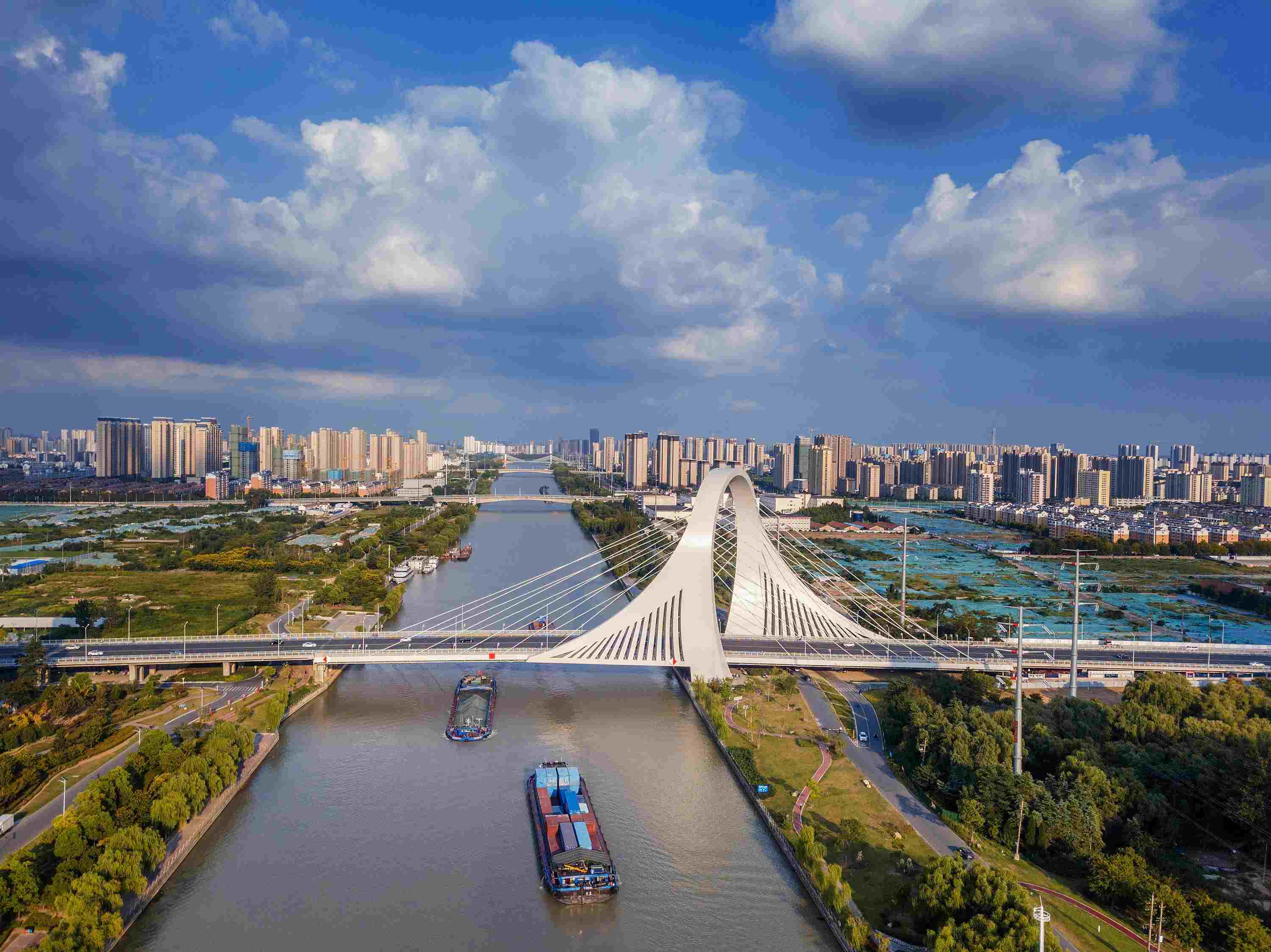 2022年9月12日，幾艘船舶行駛在江蘇淮安運(yùn)河大橋附近。