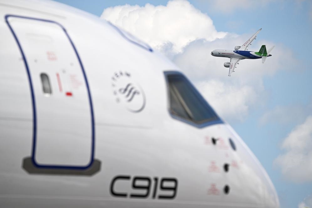 一架中國(guó)商飛公司C919客機(jī)在新加坡航展上做飛行表演（2024年2月20日攝）。新華社發(fā)（鄧智煒攝）