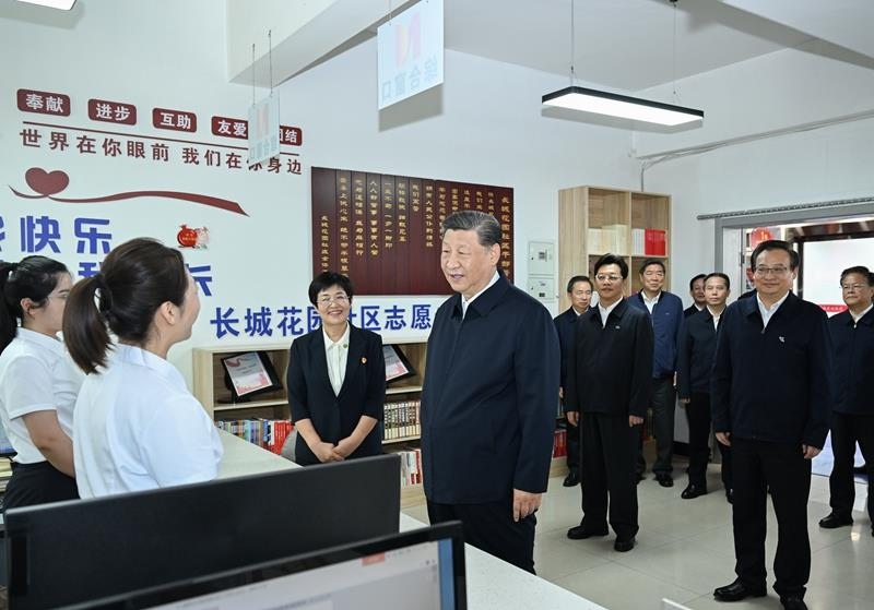 2024年6月19日，習(xí)近平總書(shū)記在寧夏銀川市金鳳區(qū)長(zhǎng)城花園社區(qū)黨群服務(wù)中心便民服務(wù)廳了解社區(qū)開(kāi)展便民惠民服務(wù)等情況。