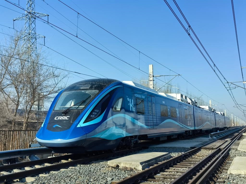 我國(guó)首列氫能源市域列車在位于長(zhǎng)春的中車長(zhǎng)客試驗(yàn)線進(jìn)行運(yùn)行試驗(yàn)（2024年3月21日攝）。新華社發(fā)（中車長(zhǎng)客股份公司提供）
