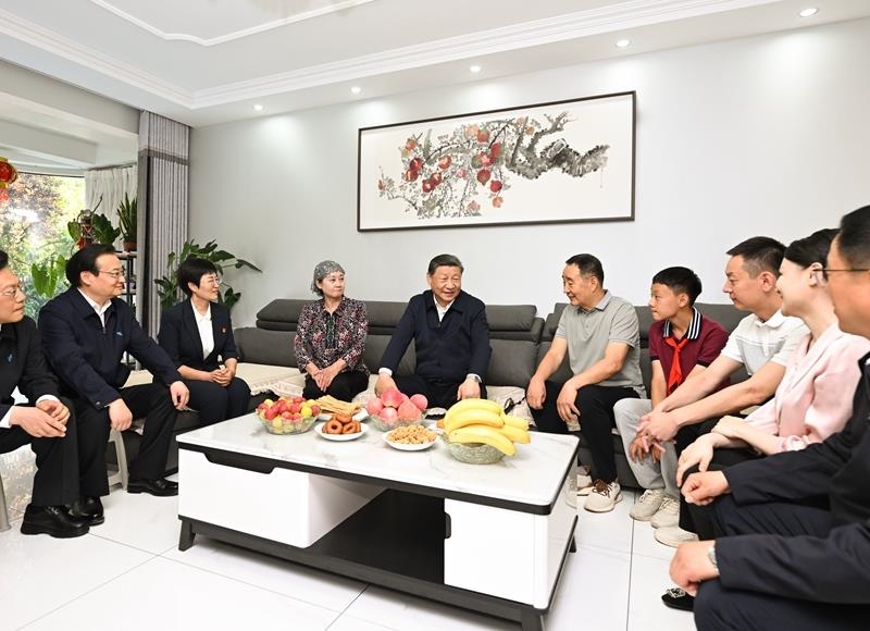 2024年6月19日，習(xí)近平總書(shū)記在寧夏銀川市金鳳區(qū)長(zhǎng)城花園社區(qū)居民趙守成家中，同一家人圍坐在一起拉家常。