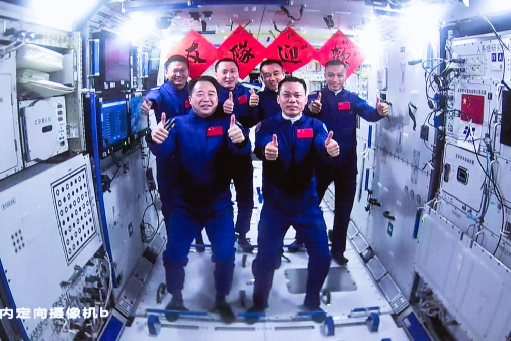 這是在北京航天飛行控制中心拍攝的神舟十六號(hào)航天員乘組與神舟十七號(hào)航天員乘組“全家?！保?023年10月26日攝）。新華社發(fā)（韓啟揚(yáng) 攝）