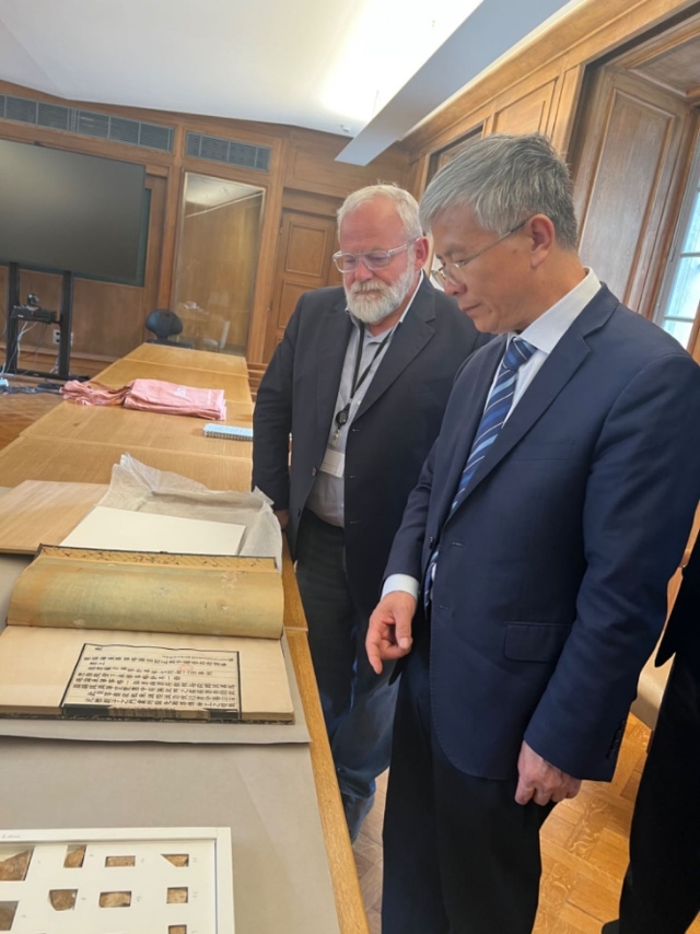 山東大學(xué)校長李術(shù)才率團(tuán)訪問法國國家圖書館。山東大學(xué)供圖