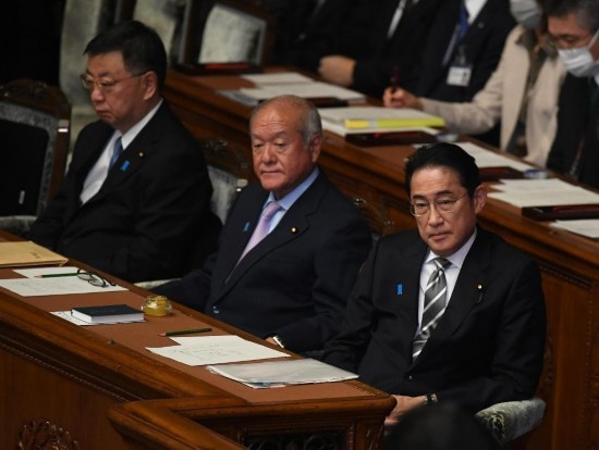 ??2023年12月13日，日本首相岸田文雄（右）參加國會閉會式。新華社記者馮武勇攝
