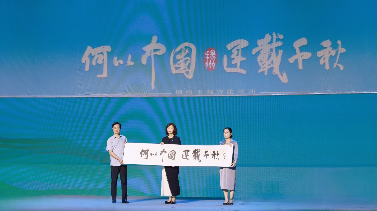 隋唐大運(yùn)河文化博物館館長(zhǎng)曹岳森（左）、揚(yáng)州中國(guó)大運(yùn)河博物館館長(zhǎng)鄭晶（中）、浙東運(yùn)河博物館負(fù)責(zé)人張慧（右）共同展卷。
