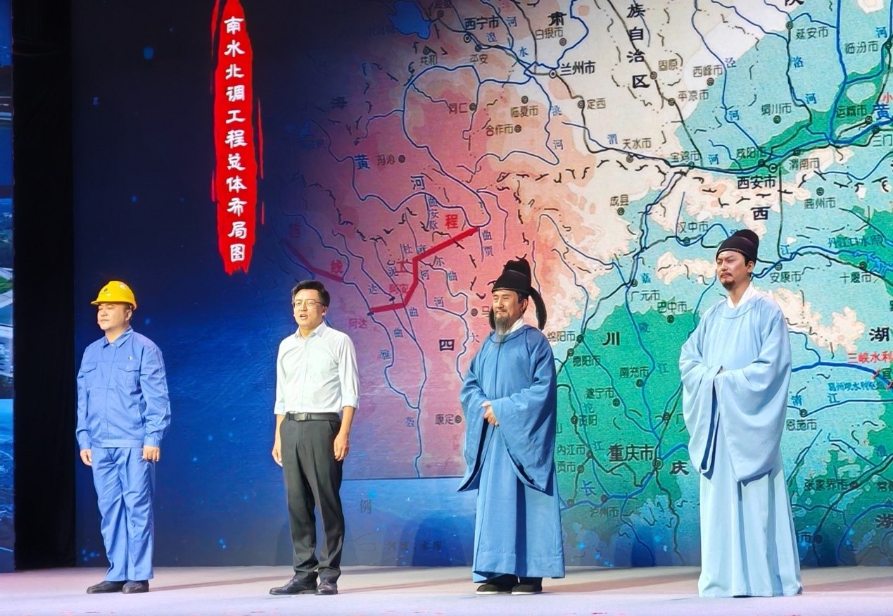 演員張志堅(jiān)（右二）、演員侯京?。ㄓ乙唬?、北京郭守敬紀(jì)念館執(zhí)行館長(zhǎng)張鵬（左二）和江蘇省江都水利工程管理處第二抽水站管理所副所長(zhǎng)郭凱（左一）同臺(tái)演繹。