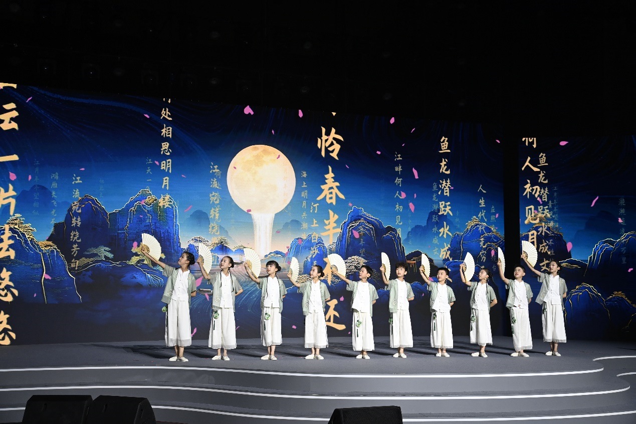 揚(yáng)州市邗江區(qū)實(shí)驗(yàn)學(xué)校蔣王小學(xué)學(xué)生吟誦《春江花月夜》。
