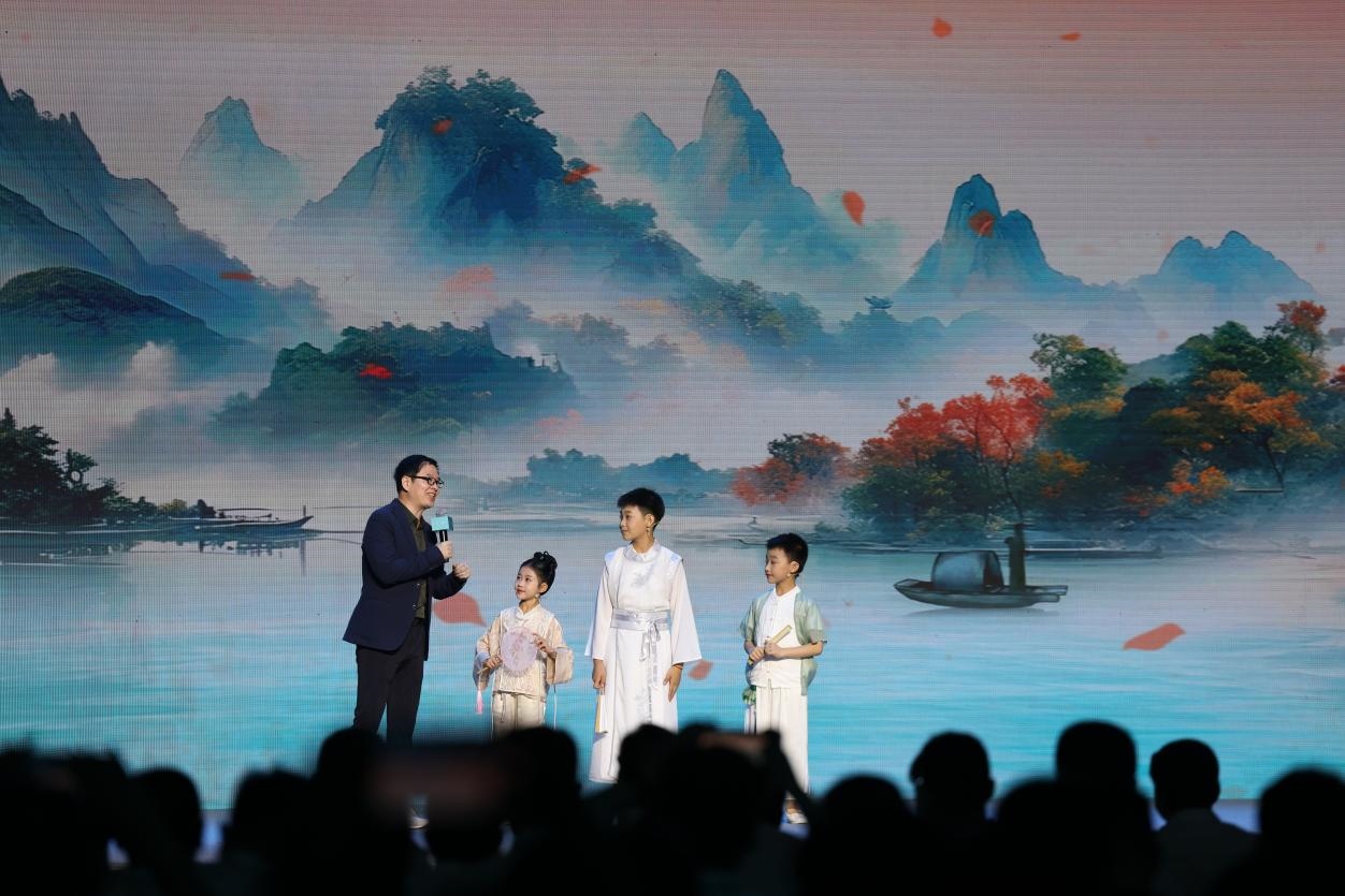 南京師范大學(xué)教授酈波（左一）與2024中國(guó)詩詞大會(huì)選手張可兒（左二）、姜敬曦（右二），揚(yáng)州市邗江區(qū)實(shí)驗(yàn)學(xué)校蔣王小學(xué)學(xué)生陸俊屹（右一）趣談大運(yùn)河詩詞文化。