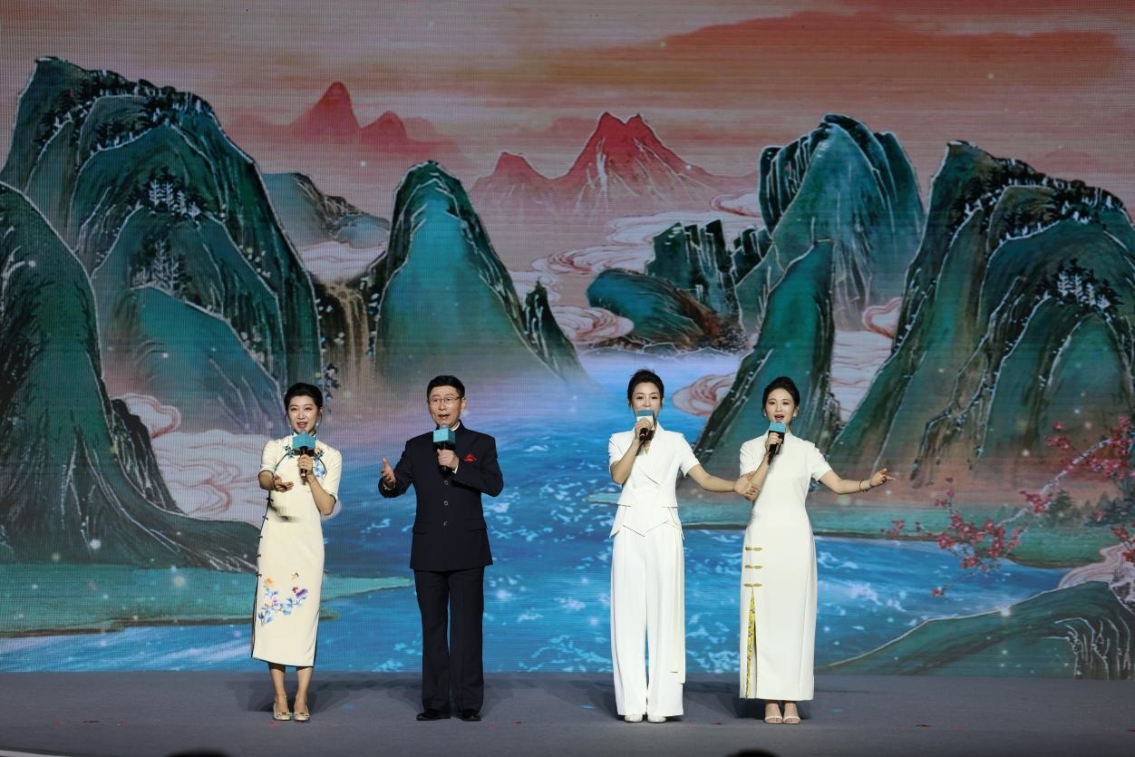國(guó)家一級(jí)演員、京劇表演藝術(shù)家王平（左二），國(guó)家一級(jí)演員、南京藝術(shù)學(xué)院教授單雯（左一），浙江小百花越劇團(tuán)青年演員陳麗君（右二）、何青青（右一）同臺(tái)唱響千年運(yùn)河情。