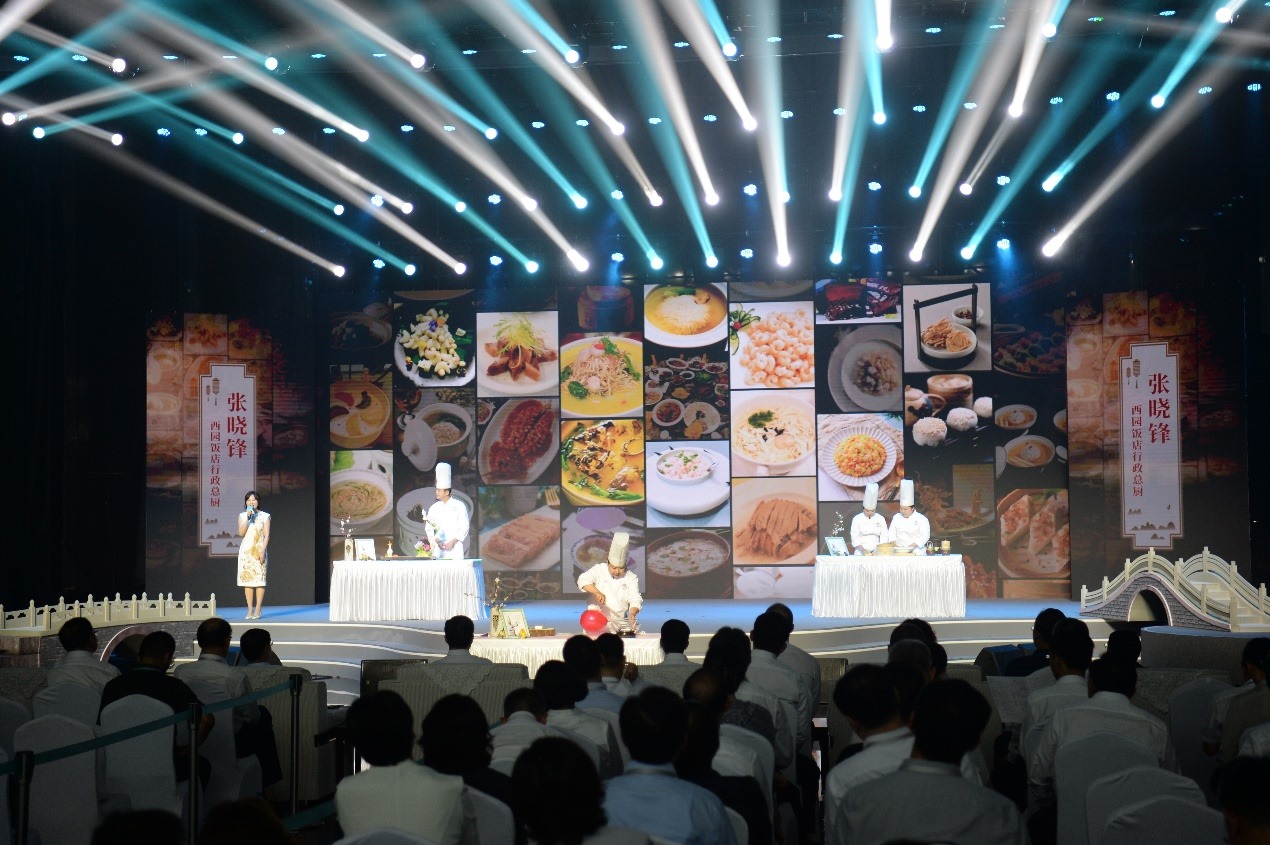 花園國(guó)際大酒店廚師長(zhǎng)朱燾、西園飯店行政總廚張曉鋒、冶春面點(diǎn)總廚倪秋香、冶春面點(diǎn)制作技藝第五代傳人陳詩雅展示淮揚(yáng)菜絕技。