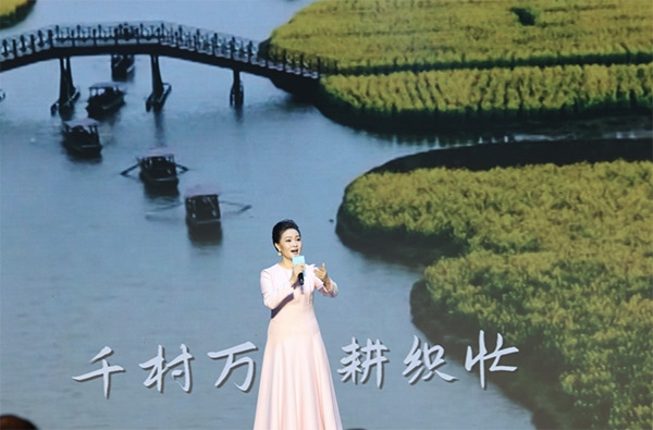 歌唱家、中國(guó)音樂學(xué)院教授雷佳現(xiàn)場(chǎng)演唱。