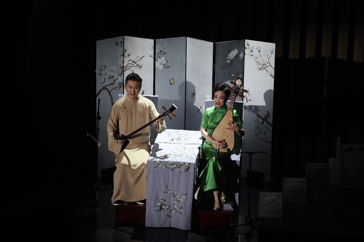 國(guó)家一級(jí)演員、揚(yáng)州曲藝研究所青年演員劉芓君（右）、揚(yáng)州曲藝研究所青年演員王智超（左）現(xiàn)場(chǎng)表演。