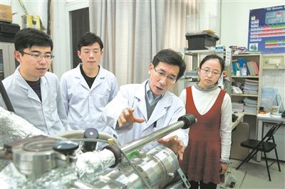 2017年10月，清華大學(xué)低維量子物理國家重點(diǎn)實(shí)驗(yàn)室，薛其坤（左三）與學(xué)生討論實(shí)驗(yàn)工作。 苑潔攝