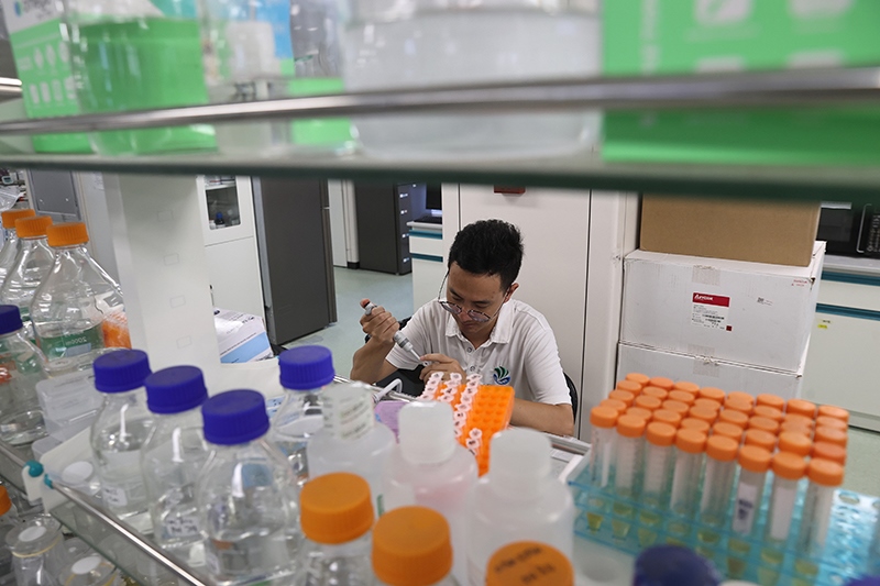 在三亞崖州灣科技城，一名青年科技工作者正在進(jìn)行科研工作。