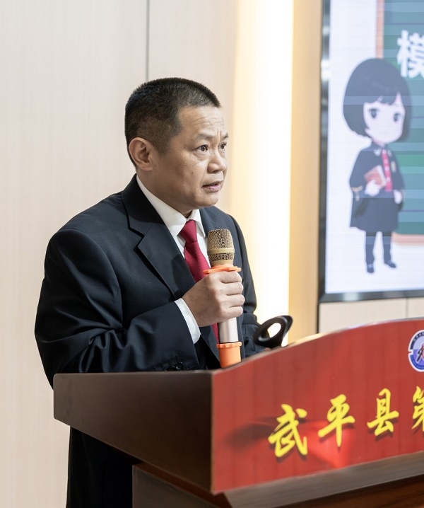 圖④：武平法院刑庭庭長候良石在模擬法庭后為學(xué)生上普法課。