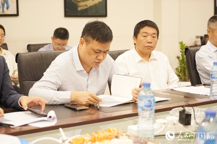 新當(dāng)選尼日利亞中國(guó)礦業(yè)聯(lián)合會(huì)會(huì)長(zhǎng)中國(guó)和聯(lián)公司董事長(zhǎng)李輝發(fā)言。人民網(wǎng)記者 姜宣攝