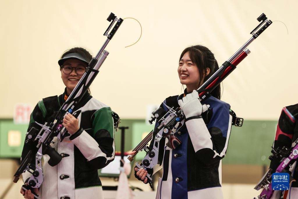 2023年9月24日，在杭州亞運會射擊項目女子10米氣步槍個人決賽中，中國選手黃雨婷以252.7環(huán)的成績獲得冠軍，韓佳予獲得亞軍，印度選手拉米塔獲得季軍。圖為黃雨婷（右）、韓佳予在比賽后。新華社記者 單宇琦 攝