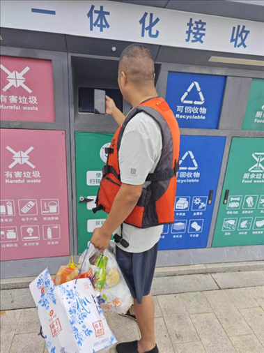 張琪在水上服務(wù)區(qū)處理生活垃圾。人民網(wǎng)記者 黃鈺攝