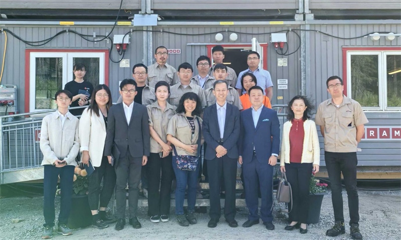 中國駐瑞典大使崔愛民（前排右四）走訪瑞典科達利公司和先導智能公司，并與企業(yè)負責人和部分員工合影。中國駐瑞典大使館供圖