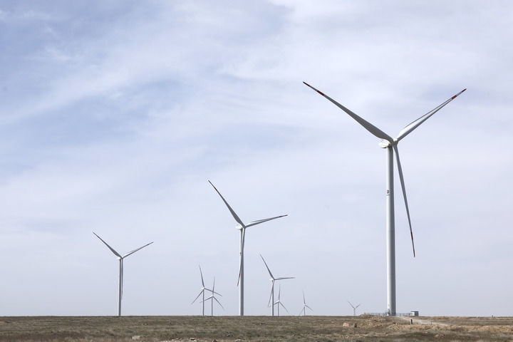 這是2023年4月3日在哈薩克斯坦札納塔斯拍攝的札納塔斯100兆瓦風電項目風機。新華社發(fā)（奧斯帕諾夫攝）