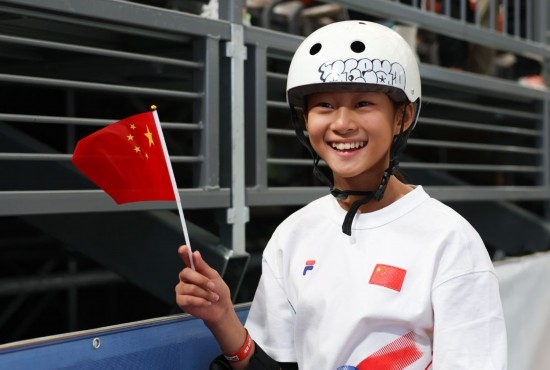 5月16日，巴黎奧運會資格系列賽上海站滑板女子碗池預(yù)賽在上海舉行。圖為鄭好好在比賽后慶祝，她在預(yù)賽中最佳成績?yōu)?1.73分。新華社記者 王楷焱 攝