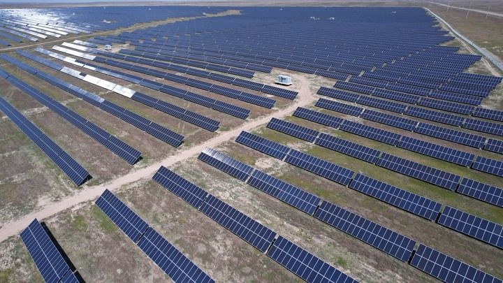 這是2023年5月4日在哈薩克斯坦阿拉木圖州拍攝的卡普恰蓋100兆瓦光伏電站的太陽能電池板（無人機照片）。新華社發(fā)（奧斯帕諾夫攝）