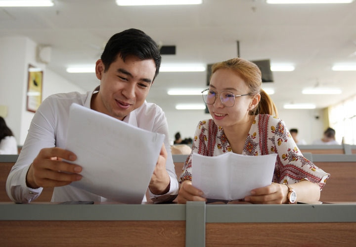 2019年6月10日，陜西中醫(yī)藥大學的哈薩克斯坦留學生馬文軒（左）和玲瑯在教室里討論他們的針灸推拿學畢業(yè)論文。新華社記者 李一博 攝